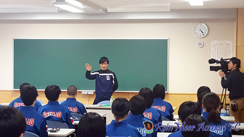 写真：学校訪問で講演をする奥山泰裕選手